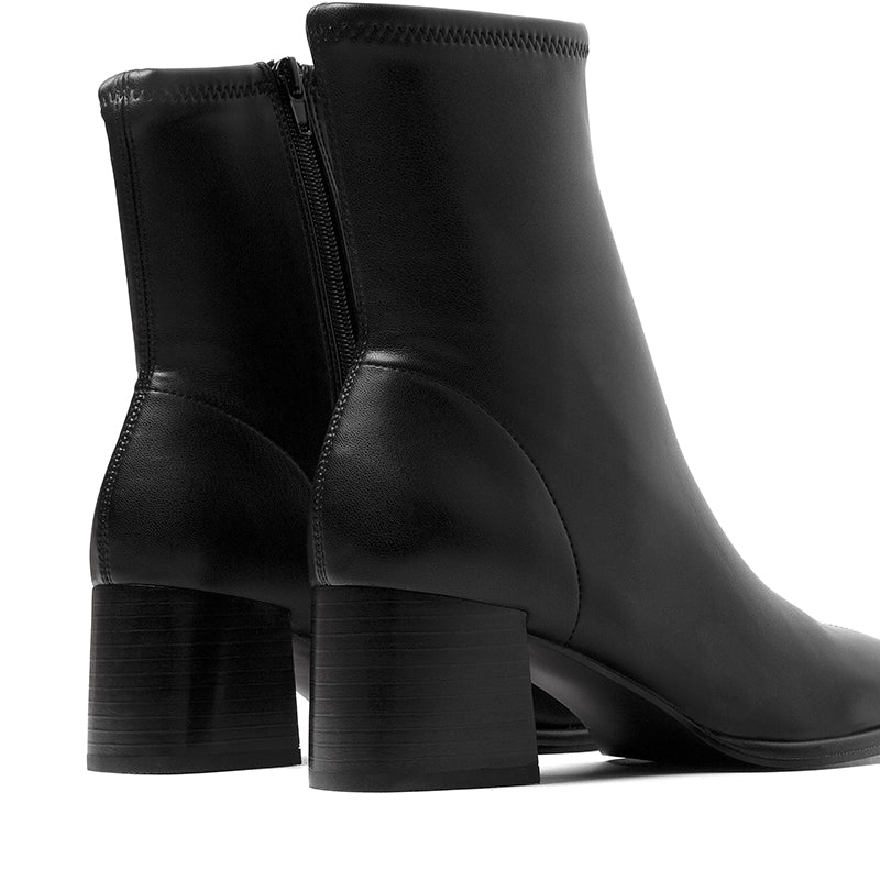 STEVE MADDEN-PAMMY - available at RUBINO  